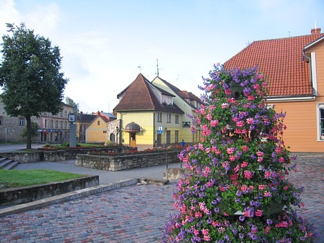 Cēsis ir ne tikai viena no Latvijas senākajām pilsētām, bet arī viena no skaistākajām un latviskākajām Cēsis ir ne tikai viena no Latvijas senākajām pilsētām, bet arī viena no skaistākajām un latviskākajām 15816
