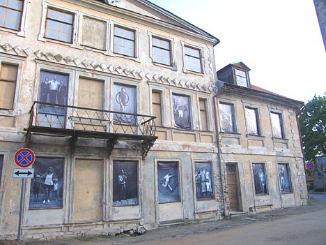 Modernais noformējums ar pilsētas iedzīvotāju fotogrāfijām daļēji noslēpj veco pilsētas ēku nolietojumu Modernais noformējums ar pilsētas iedzīvotāju fotogrāfijām daļēji noslēpj veco pilsētas ēku nolietojumu 15821