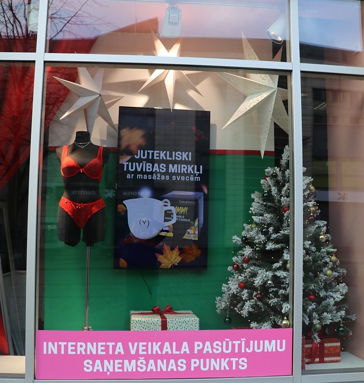 Svētku rotājumi veikalu skatlogos visbagātākie ir uz Tērbatas ielas, bet visbēdīgāk ir Vecrīgā 296065