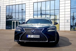 25 bildes - «Lexus LS 500h» 17