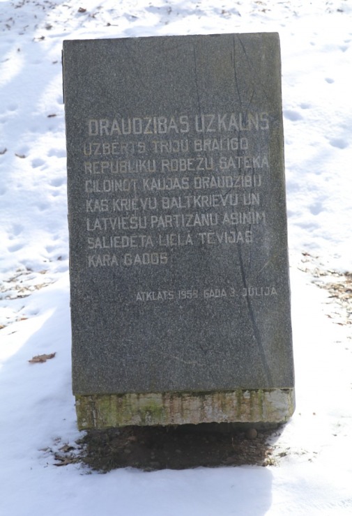 Travelnews.lv dodas 31 km pārgājienā uz Draudzības kurgānu, kur satiekas Krievija, Latvija un Baltkrievijaa Travelnews.lv dodas 31 km pārgājienā uz Draudzības kurgānu, kur satiekas Krievija, Latvija un Baltkrievijaa 298594
