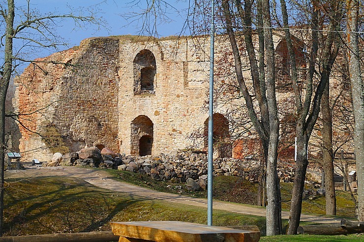 Kokneses parks starp Pērses un Daugavas krastiem ir burvīga atpūtas un pastaigu vieta 300057