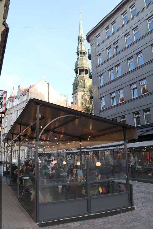 Travelnews.lv apmeklē Vecrīgu, lai ievērtētu restorānu un bāru terases 300913