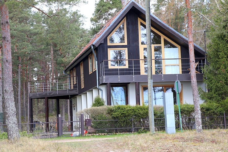 Gar Engures un Mērsraga jūras piekrasti uzbūvētas arhitektoniski pievilcīgas privātmājas 300973