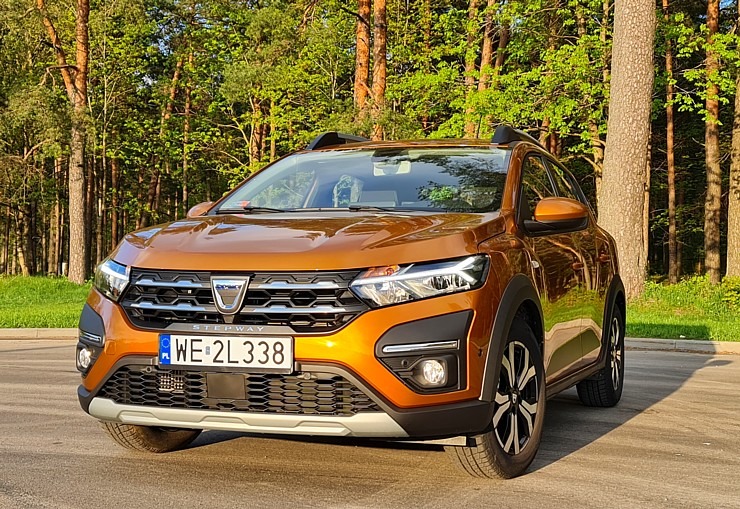 Travelnews.lv ar jauno «Dacia Sandero» dodas uz Lucavsalu Rīgā 301056