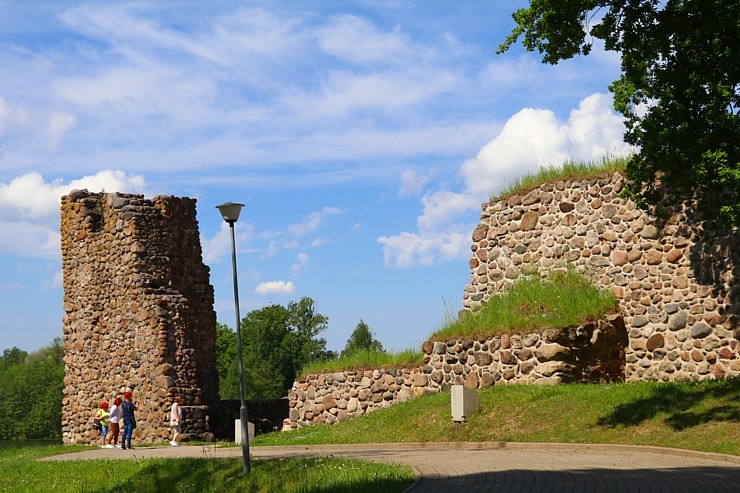 Travelnews.lv ar velorīku izbrauc Pilssalu Alūksnes ezerā, kur atrodas Marienburgas cietokšņa drupas Travelnews.lv ar velorīku izbrauc Pilssalu Alūksnes ezerā, kur atrodas Marienburgas cietokšņa drupas 302491