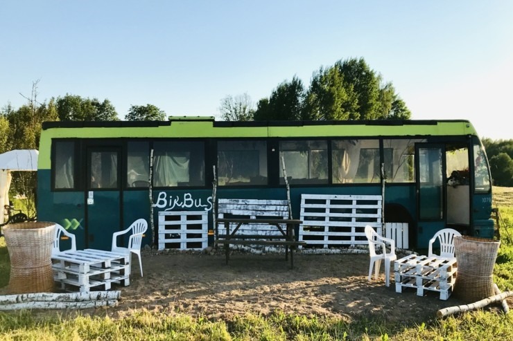 Biķernieku pagastā atvērta jauna atpūtas un ekskursiju vieta – glempings “BikBus” 303506