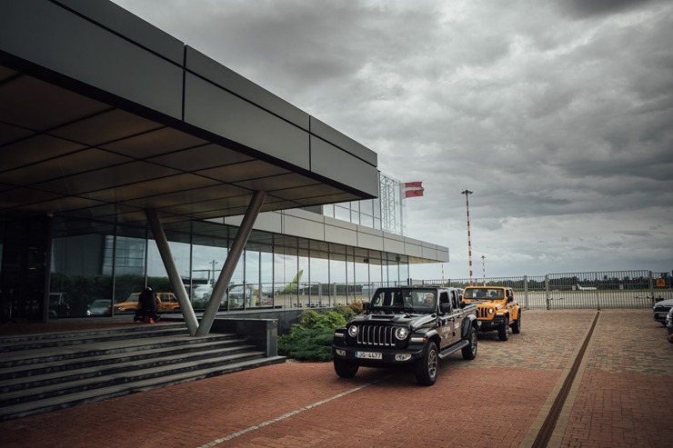 Auto noma «Sixt Latvija» ar eksluzīviem spēkratiem sagaida mājās zelta olimpiešus 304857