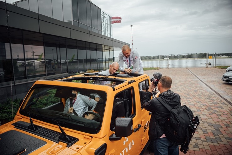 Auto noma «Sixt Latvija» ar eksluzīviem spēkratiem sagaida mājās zelta olimpiešus 304862