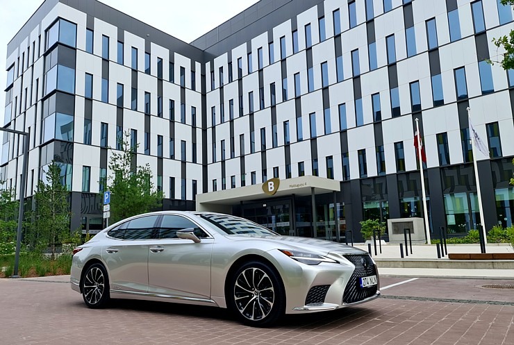 Travelnews.lv apceļo Latviju ar jauno piektās paaudzes «Lexus LS 500h AWD», kas maksā 145 000 eiro 305326