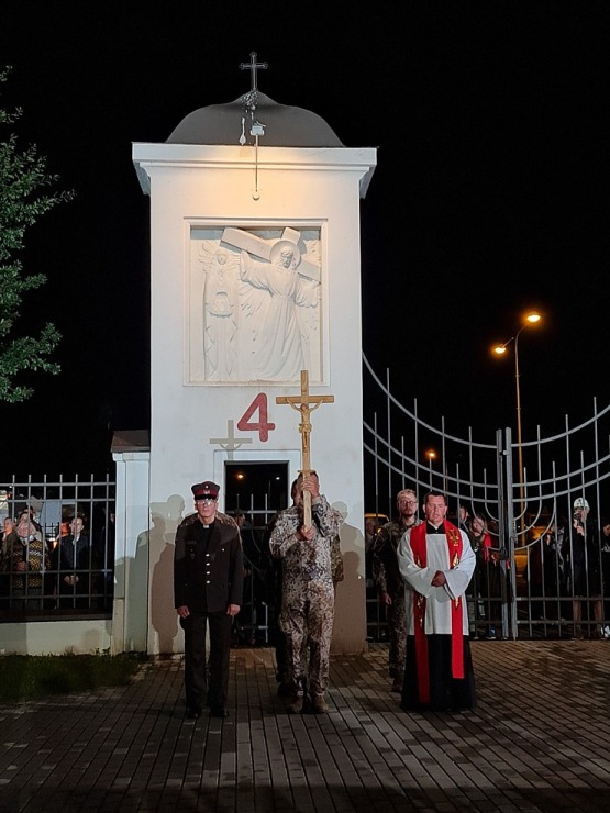 Aglonā Tautas Krusta ceļu kopā ar ticīgajiem iziet Latvijas valsts prezidents Egils Levits 305670