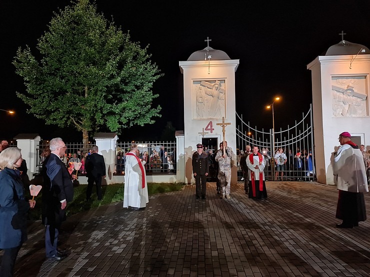 Aglonā Tautas Krusta ceļu kopā ar ticīgajiem iziet Latvijas valsts prezidents Egils Levits 305669