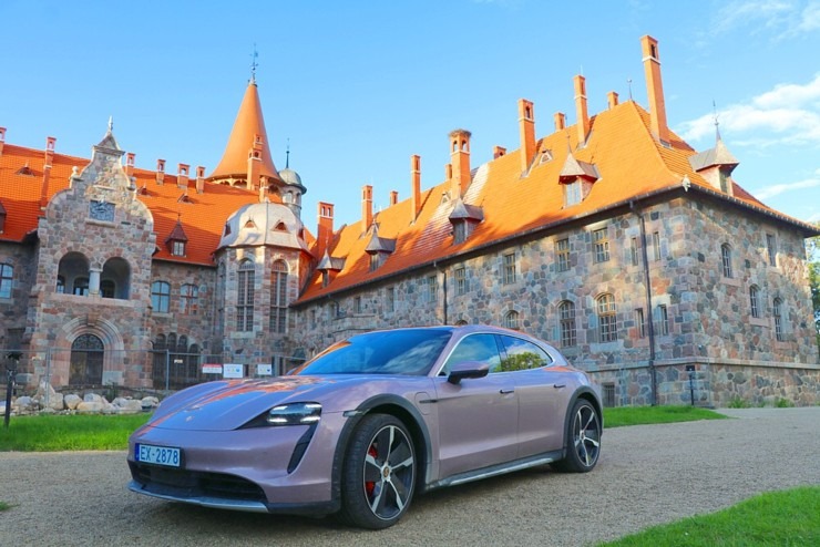 Travelnews.lv apceļo Vidzemi ar elektrisko un jaudīgo «Porsche Taycan 4S Cross Turismo» 306306