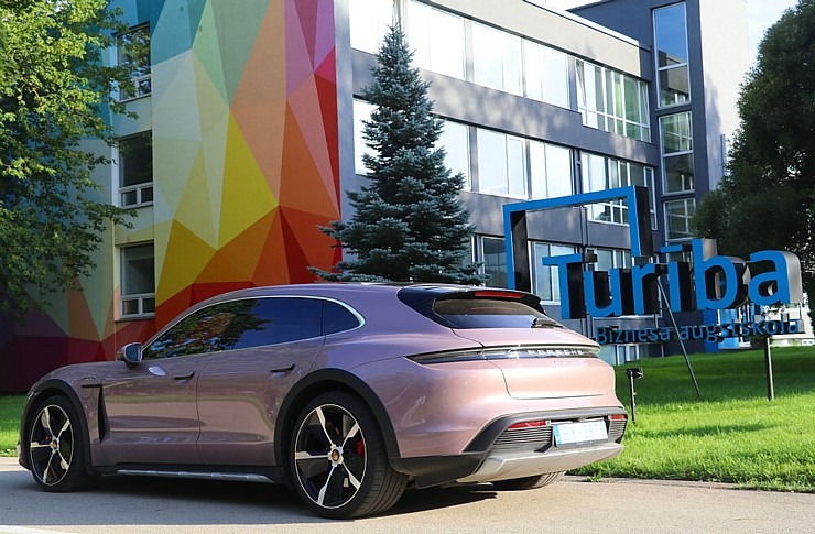 Travelnews.lv apceļo Vidzemi ar elektrisko un jaudīgo «Porsche Taycan 4S Cross Turismo» 306298