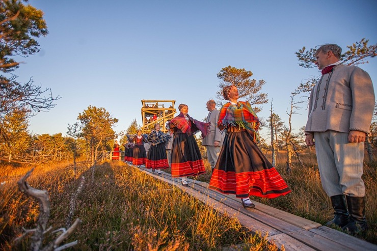 32 deju kolektīvi no dažādiem Latvijas novadiem dejo Lielajā Ķemeru tīrelī. Foto: Artis Veigurs 307897