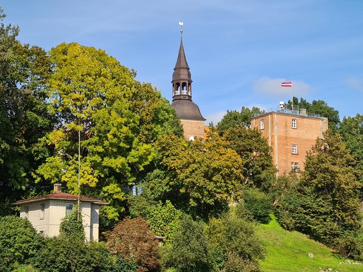 Valmieru izgreznojusi košā rudens vīra ota. Foto: Valmiera.lv 308048
