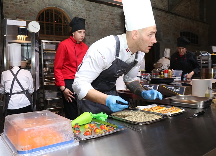 Ieskaties pavāru konkursa «Latvijas gada pavārs 2021 /Latvijas gada pavārzellis 2021» aizkulisēs Ieskaties pavāru konkursa «Latvijas gada pavārs 2021 /Latvijas gada pavārzellis 2021» aizkulisēs 308196