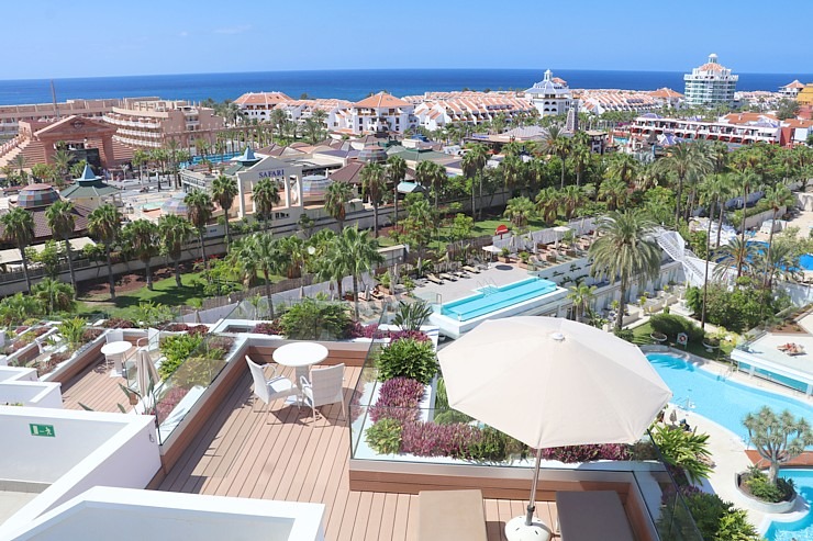 Travelnews.lv izbauda luksus viesnīcas «Hotel Vulcano» jumta baseinu ar skatu uz Kosta Adehe Tenerifē Travelnews.lv izbauda luksus viesnīcas «Hotel Vulcano» jumta baseinu ar skatu uz Kosta Adehe Tenerifē 308710