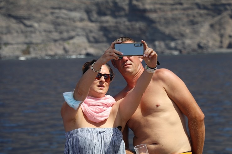 Travelnews.lv ar katamarānu dodas Atlantijas okeānā gar Tenerifes salas piekrasti 309673
