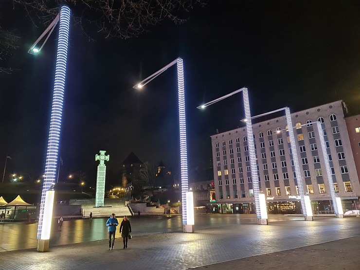 Travelnews.lv ar auto nomas «Avis Latvija» spēkratu apceļo naksnīgo Tallinu 310750