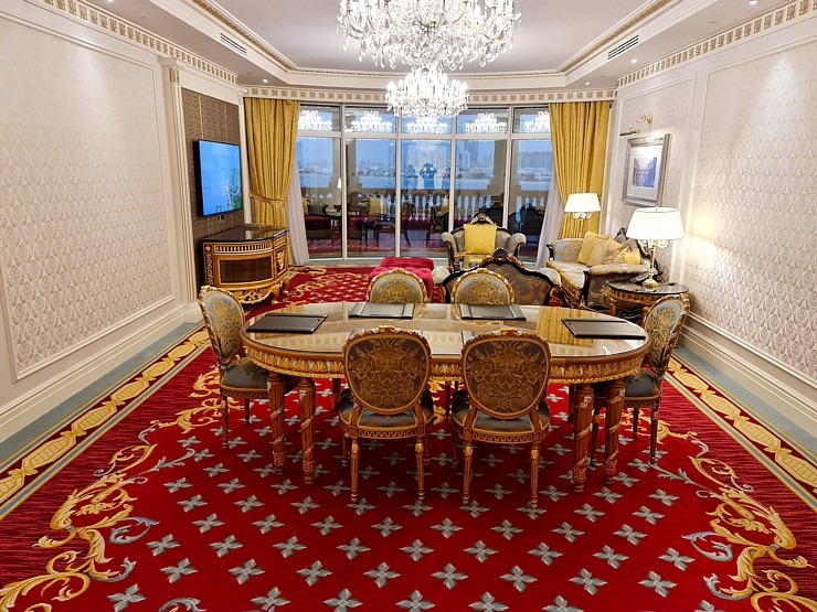 Travelnews.lv iepazīst Dubaijas luksus viesnīcas «Raffles The Palm Dubai» šeihu un prezidentu numuru Travelnews.lv iepazīst Dubaijas luksus viesnīcas «Raffles The Palm Dubai» šeihu un prezidentu numuru 312110