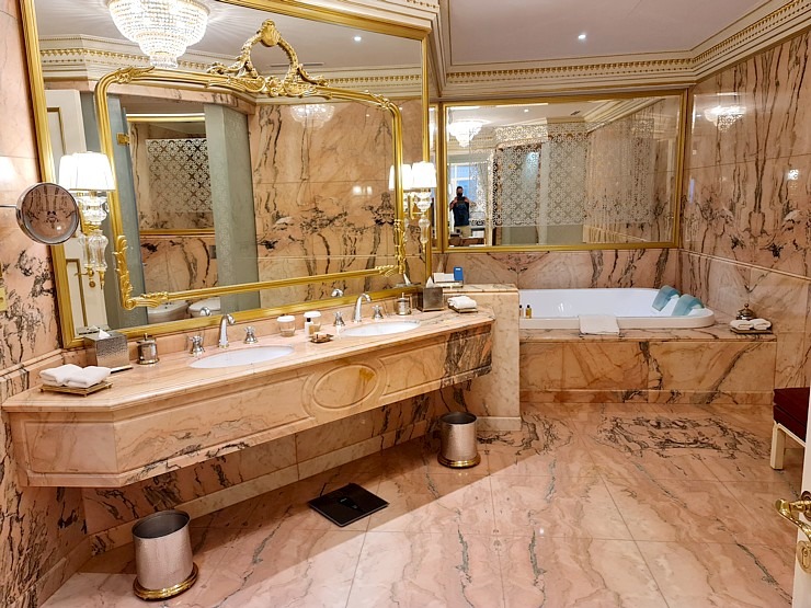 Travelnews.lv iepazīst Dubaijas luksus viesnīcas «Raffles The Palm Dubai» šeihu un prezidentu numuru Travelnews.lv iepazīst Dubaijas luksus viesnīcas «Raffles The Palm Dubai» šeihu un prezidentu numuru 312113