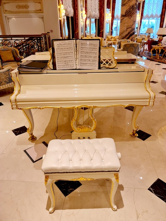 Iepazīstam Dubaijas luksus viesnīcas «Raffles The Palm Dubai» krāšņo un bagātīgo vestibilu 312351