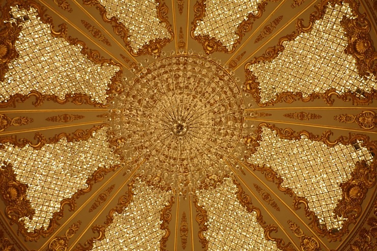 Iepazīstam Dubaijas luksus viesnīcas «Raffles The Palm Dubai» krāšņo un bagātīgo vestibilu 312330