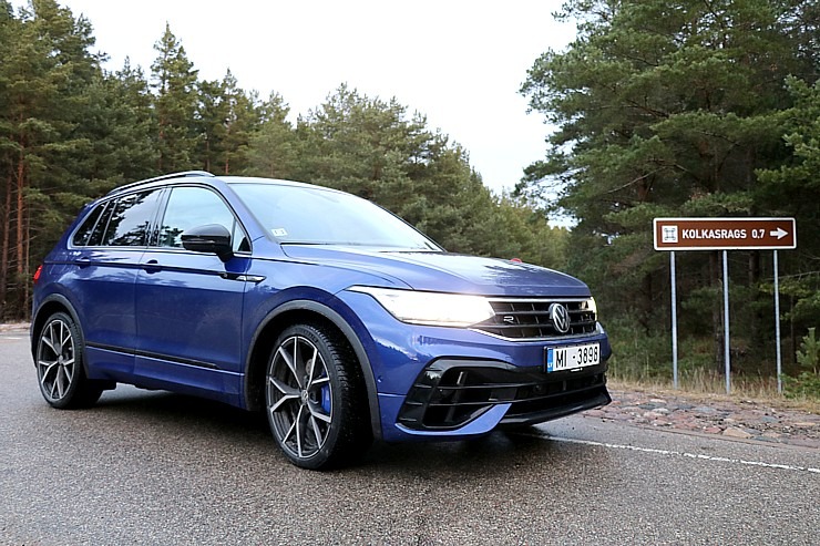Travelnews.lv ar jaudīgu «VW Tiguan R» apciemo Kolkas ragu Talsu novadā 312427