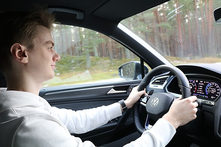 Travelnews.lv ar jaudīgu «VW Tiguan R» apciemo Kolkas ragu Talsu novadā 312464