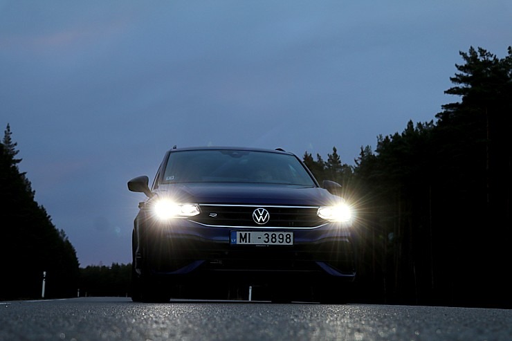 Travelnews.lv ar jaudīgu «VW Tiguan R» apciemo Kolkas ragu Talsu novadā 312465