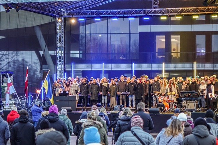 Ventspils Lielajā laukumā norisinās atbalsta mītiņš Ukrainai. Foto: Oskars Jūra 314579