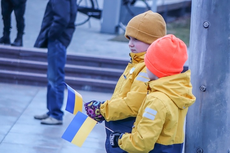 Ventspils Lielajā laukumā norisinās atbalsta mītiņš Ukrainai. Foto: Oskars Jūra 314580