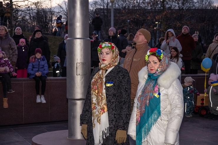 Ventspils Lielajā laukumā norisinās atbalsta mītiņš Ukrainai. Foto: Oskars Jūra 314589