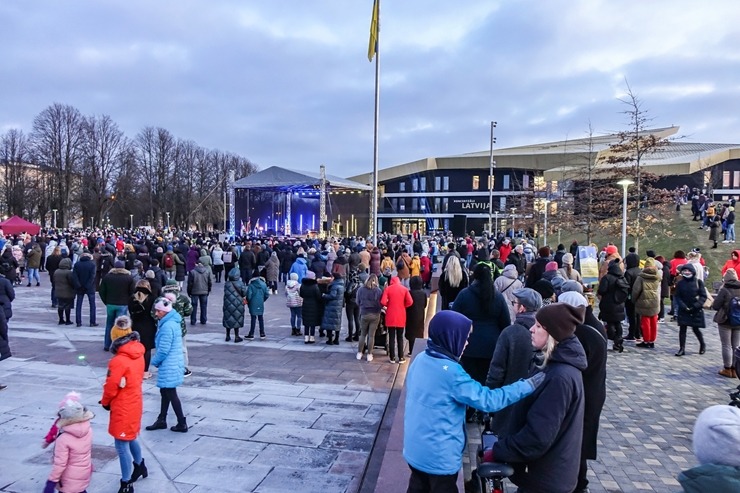 Ventspils Lielajā laukumā norisinās atbalsta mītiņš Ukrainai. Foto: Oskars Jūra 314592