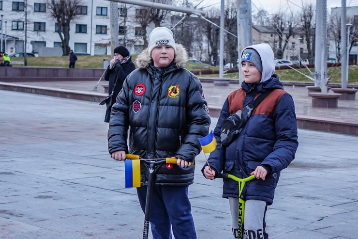 Ventspils Lielajā laukumā norisinās atbalsta mītiņš Ukrainai. Foto: Oskars Jūra 314573