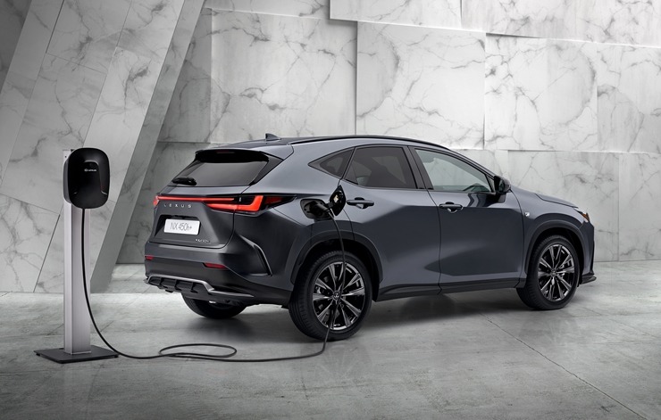 Jaunais vidēja izmēra luksusa SUV klases spēkrats «Lexus NX» ir pieejams arī Latvijā 314948