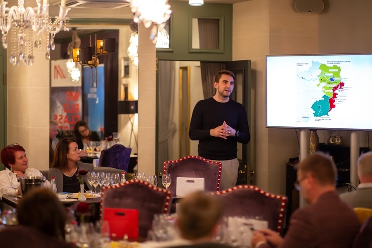 Vecrīgas 5 zvaigžņu viesnīcā «Grand Palace Hotel» degustējam kopā ar Ronaldu Pētersonu 12 Austrijas vīnus. Foto: Jānis Bērziņš Vecrīgas 5 zvaigžņu viesnīcā «Grand Palace Hotel» degustējam kopā ar Ronaldu Pētersonu 12 Austrijas vīnus. Foto: Jānis Bērziņš 316710