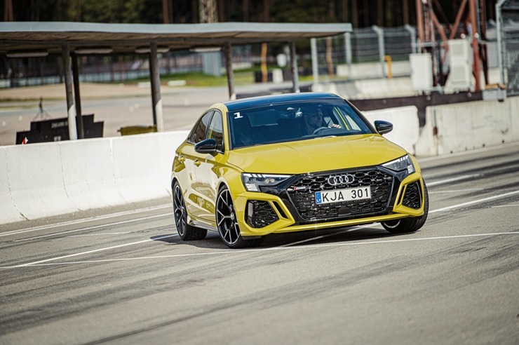 Par godu «Audi RS3» Latvijas pirmizrādei Biķernieku autosacīkšu trasē rūc motori. Foto: Audi Latvija 317206