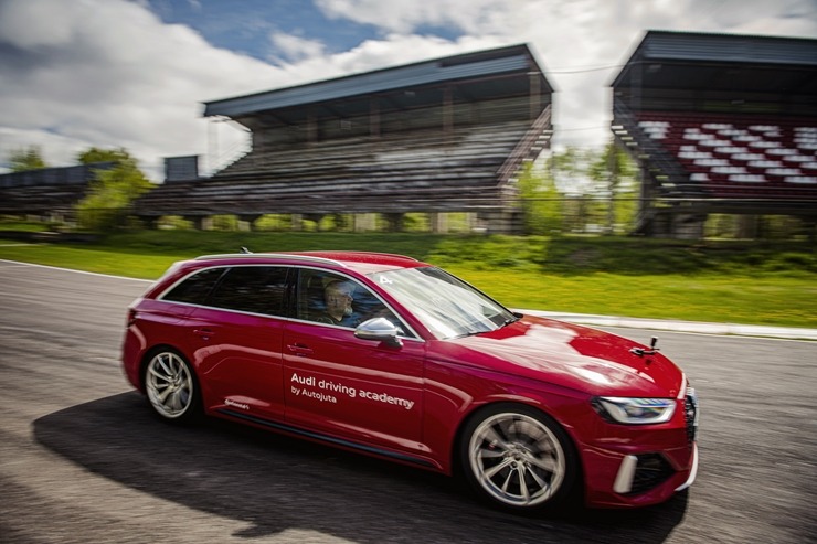 Par godu «Audi RS3» Latvijas pirmizrādei Biķernieku autosacīkšu trasē rūc motori. Foto: Audi Latvija 317200