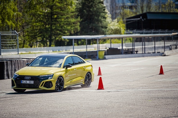 Par godu «Audi RS3» Latvijas pirmizrādei Biķernieku autosacīkšu trasē rūc motori. Foto: Audi Latvija 317201