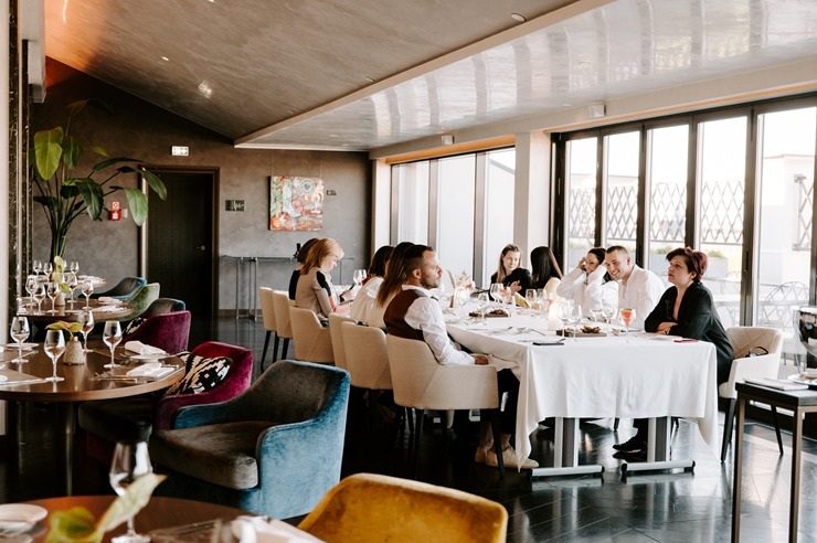 Restorāna-bāra «Stage 22» jaunais šefpavārs Kaspars Reveliņš prezentēja atjaunoto ēdienkarti. Foto: kempinski.com Restorāna-bāra «Stage 22» jaunais šefpavārs Kaspars Reveliņš prezentēja atjaunoto ēdienkarti. Foto: kempinski.com 317228