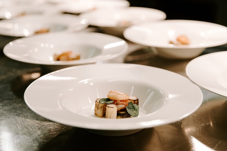 Restorāna-bāra «Stage 22» jaunais šefpavārs Kaspars Reveliņš prezentēja atjaunoto ēdienkarti. Foto: kempinski.com Restorāna-bāra «Stage 22» jaunais šefpavārs Kaspars Reveliņš prezentēja atjaunoto ēdienkarti. Foto: kempinski.com 317229