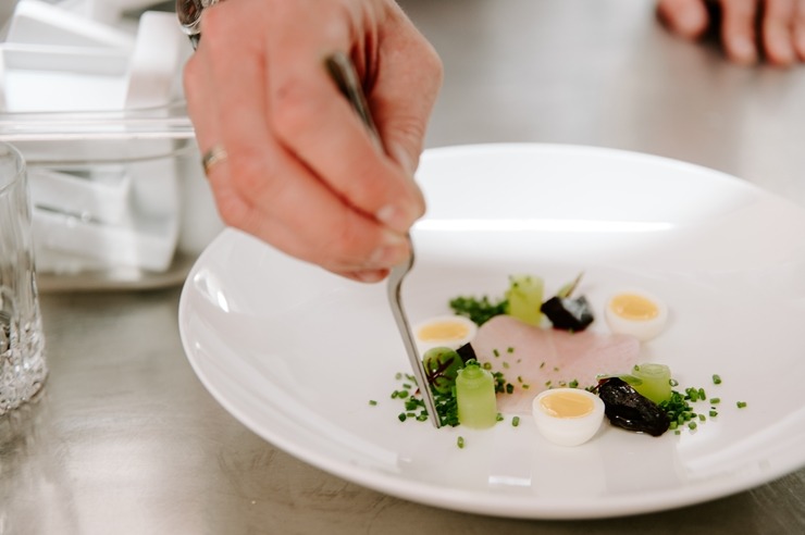 Restorāna-bāra «Stage 22» jaunais šefpavārs Kaspars Reveliņš prezentēja atjaunoto ēdienkarti. Foto: kempinski.com Restorāna-bāra «Stage 22» jaunais šefpavārs Kaspars Reveliņš prezentēja atjaunoto ēdienkarti. Foto: kempinski.com 317230