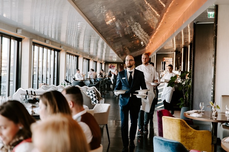 Restorāna-bāra «Stage 22» jaunais šefpavārs Kaspars Reveliņš prezentēja atjaunoto ēdienkarti. Foto: kempinski.com Restorāna-bāra «Stage 22» jaunais šefpavārs Kaspars Reveliņš prezentēja atjaunoto ēdienkarti. Foto: kempinski.com 317231
