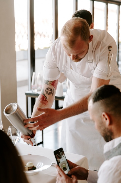 Restorāna-bāra «Stage 22» jaunais šefpavārs Kaspars Reveliņš prezentēja atjaunoto ēdienkarti. Foto: kempinski.com 317232