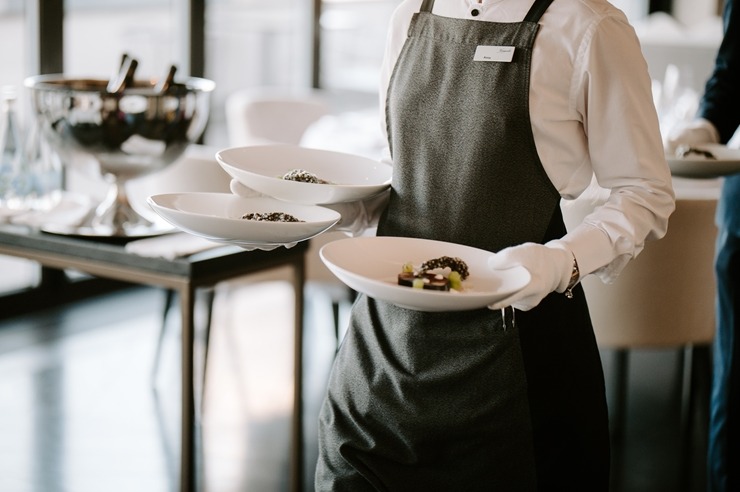 Restorāna-bāra «Stage 22» jaunais šefpavārs Kaspars Reveliņš prezentēja atjaunoto ēdienkarti. Foto: kempinski.com Restorāna-bāra «Stage 22» jaunais šefpavārs Kaspars Reveliņš prezentēja atjaunoto ēdienkarti. Foto: kempinski.com 317234