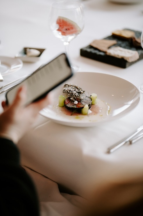 Restorāna-bāra «Stage 22» jaunais šefpavārs Kaspars Reveliņš prezentēja atjaunoto ēdienkarti. Foto: kempinski.com 317235