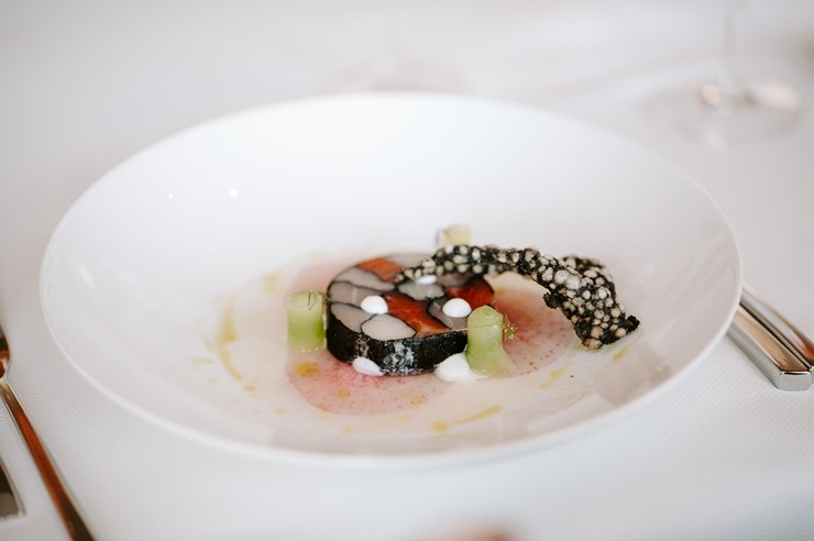 Restorāna-bāra «Stage 22» jaunais šefpavārs Kaspars Reveliņš prezentēja atjaunoto ēdienkarti. Foto: kempinski.com Restorāna-bāra «Stage 22» jaunais šefpavārs Kaspars Reveliņš prezentēja atjaunoto ēdienkarti. Foto: kempinski.com 317236