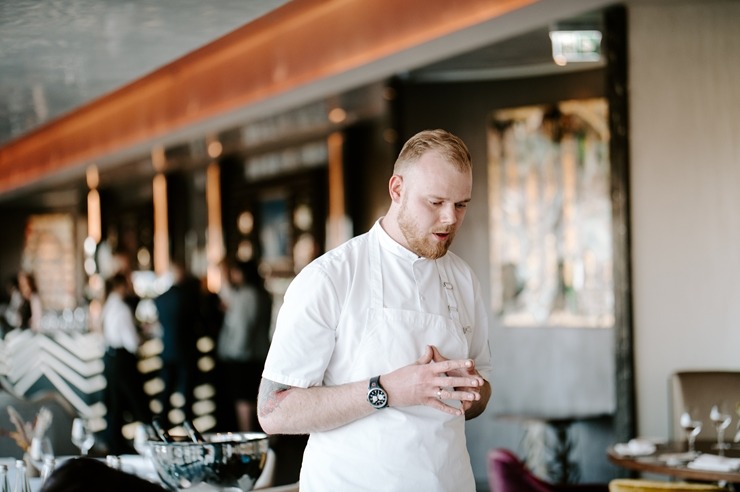 Restorāna-bāra «Stage 22» jaunais šefpavārs Kaspars Reveliņš prezentēja atjaunoto ēdienkarti. Foto: kempinski.com 317237